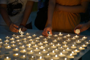 Persembahan pelita untuk memperingati hari parinibbana Je Tsongkhapa