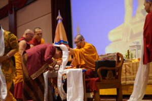 Prosesi persembahan simbol tubuh, ucapan, dan batin Buddha untuk memohon pengajaran sesuai tradisi biara