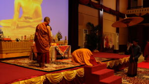 Namaskara, bagian yang amat penting dalam mengawali sesi pengajaran, karena mampu mengurangi kesombongan dan membuka hati untuk menerima Dharma