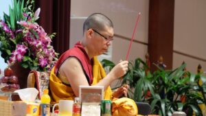 Persembahan dupa untuk mengundang Buddha dan rombongannya dalam 6 Praktik Pendahuluan