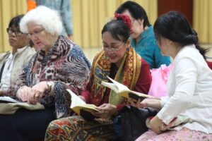 Ibu Sukmawati Soekarnoputri, pemerhati budaya sekaligus putri proklamator turut menghadiri Indonesia Lamrim Retreat 2016