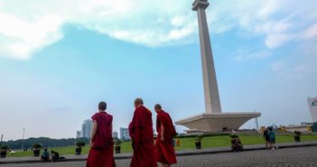 Drepung Tripa Khenzur Rinpoche Indonesia Visit 2017 – Monas Tour