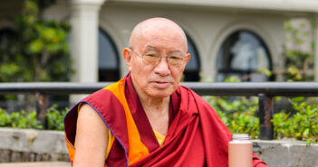 Kebajikan dalam Untaian Doa: Umat Buddhis atau Filsuf Buddhis; Kamu yang Mana? Drepung Tripa Khenzur Rinpoche untuk Liputan Kebajikan dalam Untaian Doa Bagii yang Beruntung