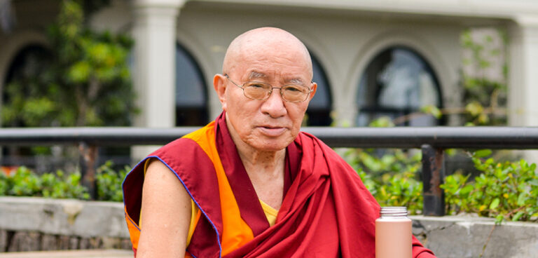 Drepung Tripa Khenzur Rinpoche untuk Liputan Kebajikan dalam Untaian Doa Bagii yang Beruntung