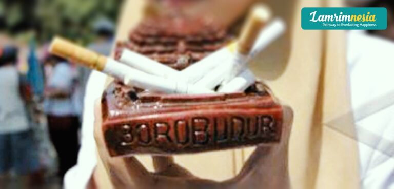 "Borobudur bisa jadi rumah ibadah & tempat suci umat Buddha dunia, tapi malah jadi asbak & gantungan kunci."