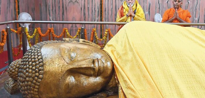 Narendra Modi Perdana Menteri Pertama yang Berdoa di Situs Parinirwana Buddha