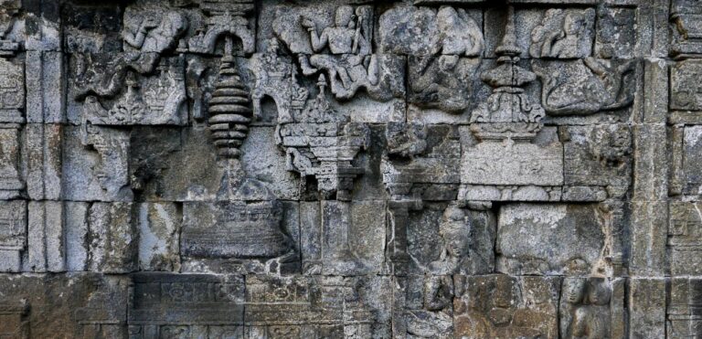 Stupa berchattra di relief Gandawyuha