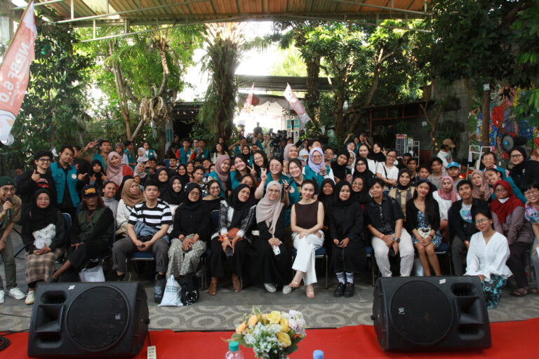 Ariel Tatum berfoto bersama peserta Nusantara Dharma Book Festival (NDBF) 6.0