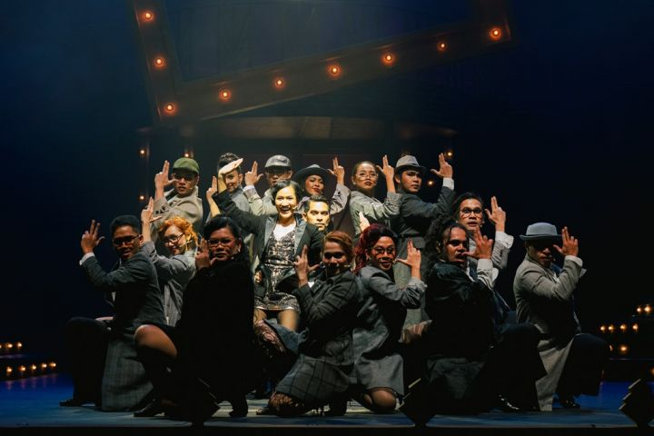 Foto dari penampilan "We Both Reached for the Gun" dalam Chicago the Musical by ADPRO & Jakarta Arthouse