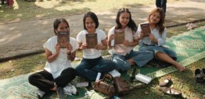 Umat Buddha Jawa peserta Waisak Candi Sewu 2026 menerima donasi buku Dharma bahasa Jawa