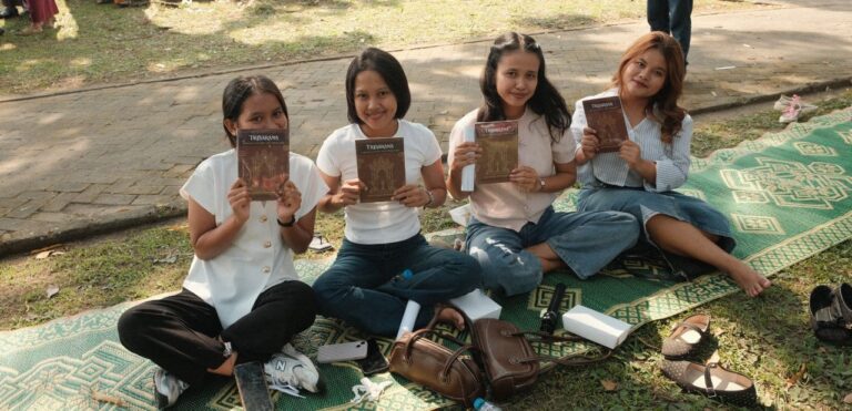 Tiga Bulan YPPLN Berkarya – Triwulan Kedua 2026 Umat Buddha Jawa peserta Waisak Candi Sewu 2026 menerima donasi buku Dharma bahasa Jawa